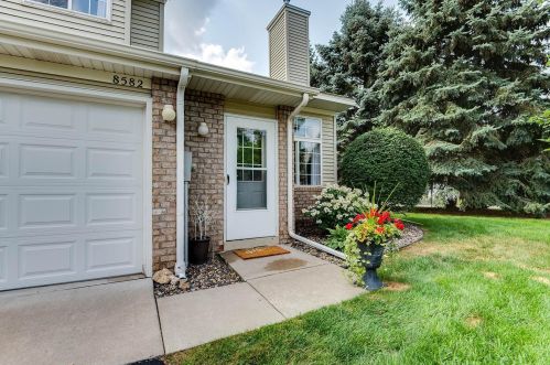 8582 Brinkley Ln, South Saint Paul, MN 55076-5115