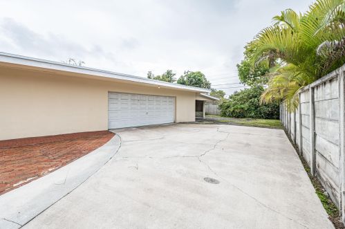 60 Olive Dr, Hialeah FL  33010-5212 exterior