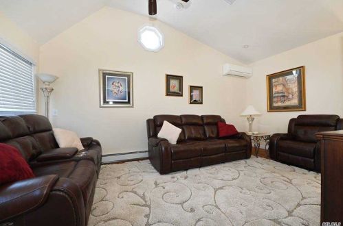 35 College Ln, Westbury, NY 11590-6419