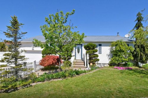 51 Baur St, Babylon, NY 11704-3330