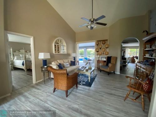 3843 9th Ln, Vero Beach FL  32960-6122 exterior