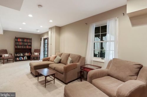 5550 Wide Oak Ct, Woodbridge VA  22192-6036 exterior