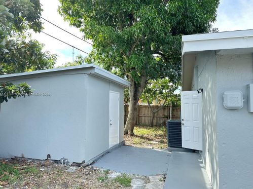 5734 37 St, Hollywood FL 33024-8402 exterior