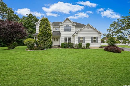 1 Daffodil Ln, Lake Grove, NY 11755-1011