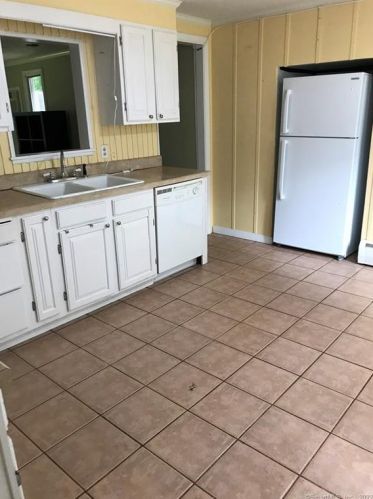 19 Woods Rd, Bloomfield CT  06002-1120 exterior