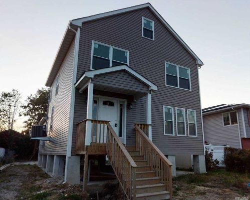 331 Riviera Pkwy, North Lindenhurst, NY 11757-6322