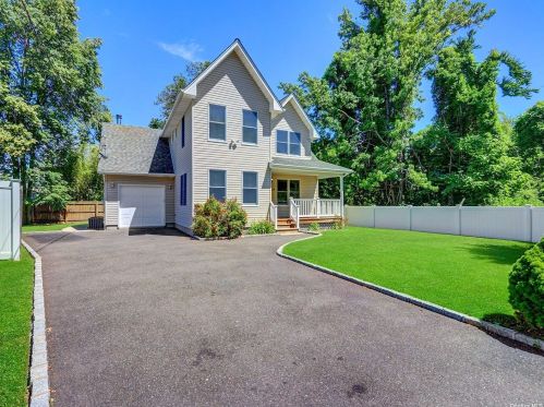 418 Idaho St, North Lindenhurst, NY 11757-5216