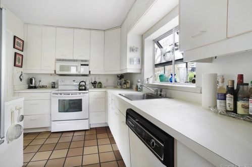 27 Green Hill Rd, North Haven CT  06473-2139 exterior