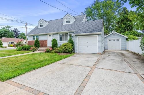 961 Rector St, North Bellmore NY  11710-1117 exterior