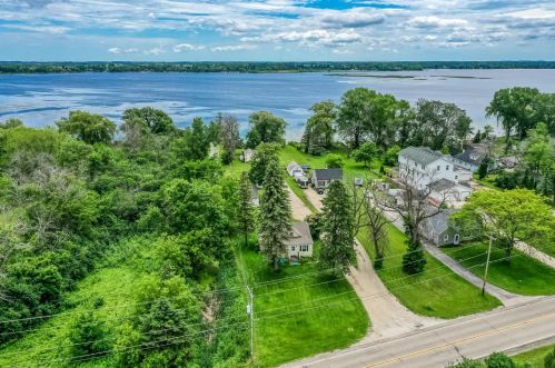 25011 Loomis Rd, Waterford WI  53185-1419 exterior