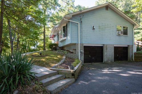 25 Valley Dr, Salisbury Mills, NY 12577-5039