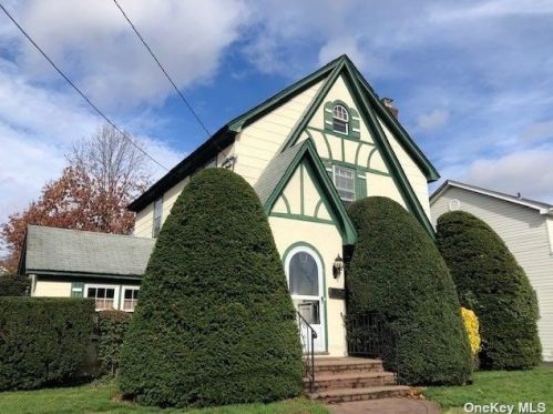 25 Chestnut St, Westbury, NY 11590-1907