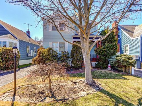 211 Venetian Blvd, North Lindenhurst, NY 11757-6138