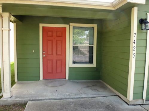 7425 Elk Pass Dr, Austin TX  78744-1761 exterior