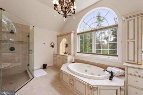 466 Black Swan Ln, Berwyn PA  19312-1908 exterior