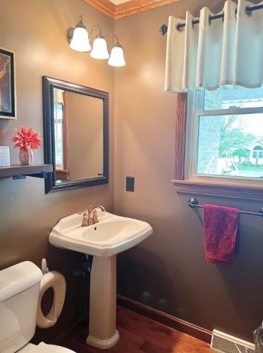 2413 Woodland Hills Dr, New Castle PA  16101-5557 exterior