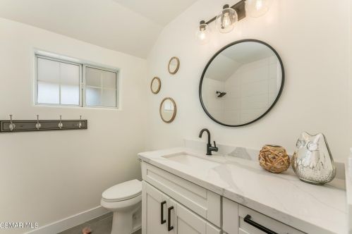 5226 Edgeware Dr, Calabasas CA  91301-2319 exterior