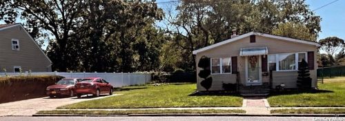 180 Jefferson Ave, Amityville, NY 11701-2313