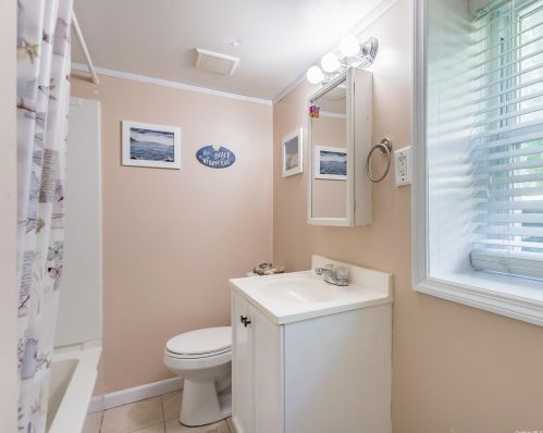 27 Hilden St, San Remo NY  11754-1743 exterior