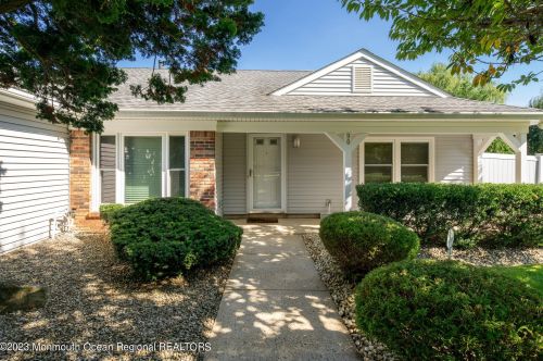 90 Betsy Ross Dr, East Freehold, NJ 07728-1378