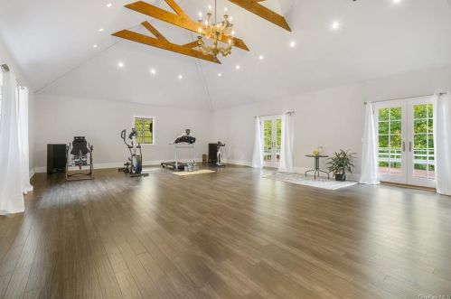 37 Fox Hill Rd, Tuxedo Park NY  10987-4227 exterior