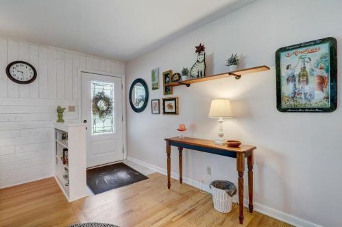907 Robins Ln, Mukwonago, WI 53149-1134