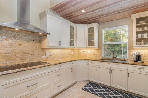 657 91 Ave, Naples FL 34108-2424 exterior