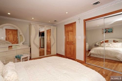 19 Elmhurst St, Elmwood Park NJ  07407-1320 exterior