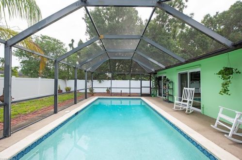 1303 Lastrada Ln, Naples, FL 34103-8945
