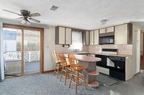 59 Grinnell Ave, Tiverton RI  02878-1901 exterior