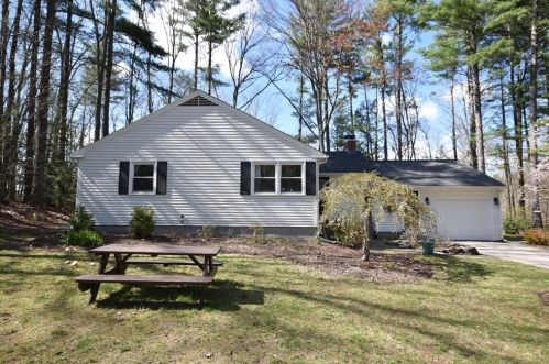 8 Harkness Rd, Amherst, MA 01002-9704