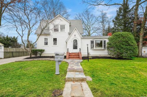 428 Oak Neck Rd, West Islip NY  11795-3614 exterior
