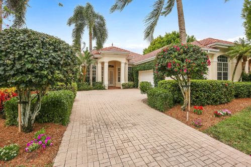 132 Pembroke Dr, West Palm Beach, FL 33418-4611