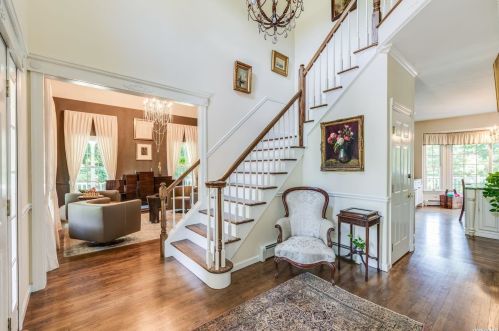 3 Strawberry Knoll Ct, Northport, NY 11768-2646