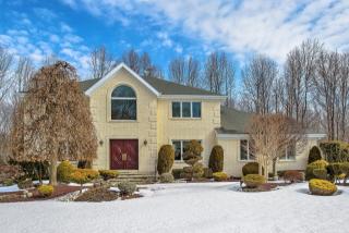 4 Darlene Ct, Morganville, NJ 07751-1676