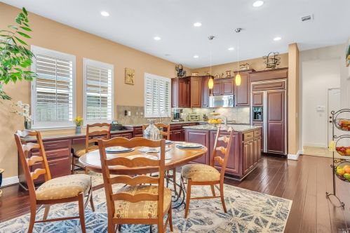 662 Canterbury Cir, Vacaville CA  95687-8225 exterior