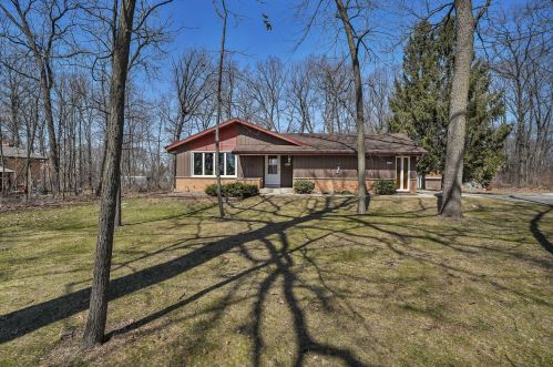 27132 Nottingham Dr, Waterford, WI 53185-5242