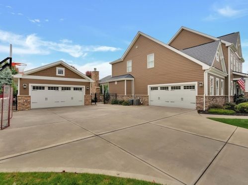 300 Pinyon Dr, Gibsonia, PA 15044-8085