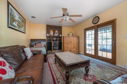 138 Gerhard Rd, Hicksville NY  11803-5513 exterior