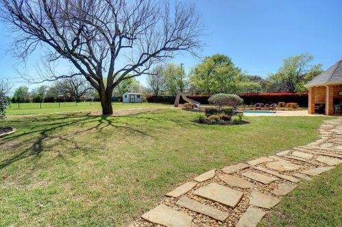 1305 Oak Dr, Lewisville TX  75028-3604 exterior
