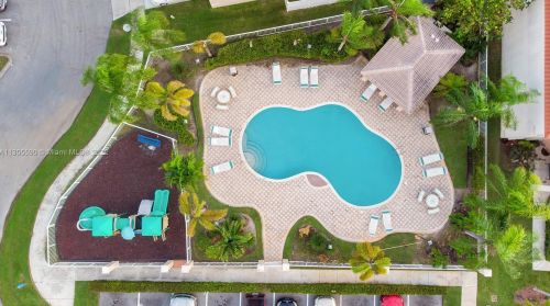 3163 176 Ter, Hollywood FL 33029-5608 exterior