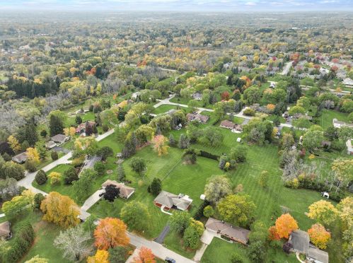 10043 Greenview Dr, Thiensville WI  53092-5749 exterior