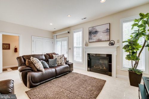 6857 Hartzell Hill Ln, Haymarket VA  20169-4944 exterior