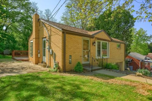 127 Elmwood Dr, Glenshaw, PA 15116-1233