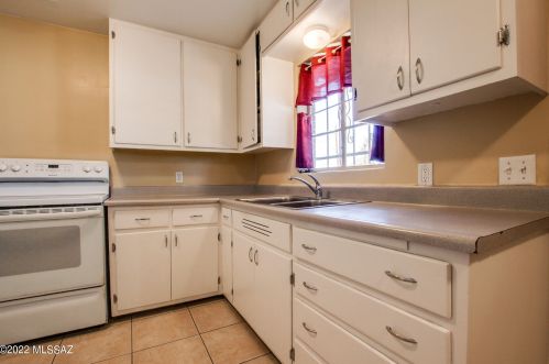 945 Prince Rd, Tucson AZ 85705-3026 exterior