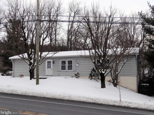 6581 Division Hwy, Beartown, PA 17555-9204