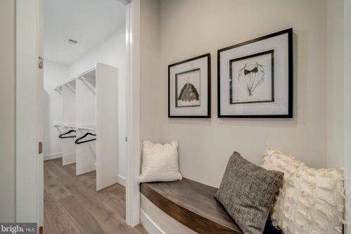 6580 Brooks Pl, Falls Church VA  22044-1105 exterior