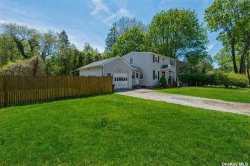 18 Ludlam St, Huntington Station, NY 11746-2509