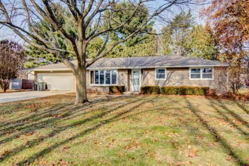 676 Daffodil Ct, Oconomowoc, WI 53066-2325