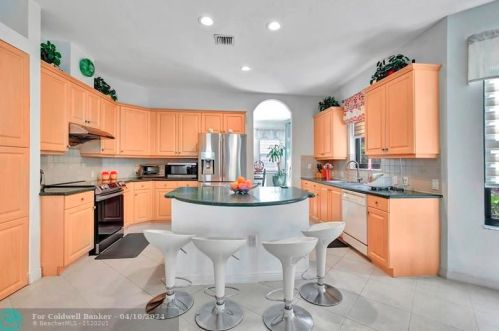 5098 168 Ave, Hollywood FL  33027-4913 exterior